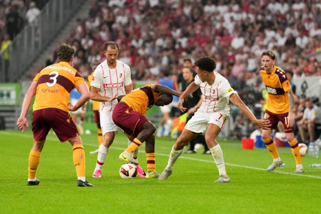 UEFA Conference League Qualifier: SC Freiburg vs. FC Motherwell, August 27, 2026: A battle for the ball between Max Rosenfelder (SC Freiburg, 37), Tawanda Maswanhise (FC Motherwell, 18), and Derry Scherhant (SC Freiburg, 7). UEFA Conference League Qualifier: SC Freiburg vs. FC Motherwell, Europa-Park Stadium, August 27, 2026 Copyright: xBEAUTIFULxSPORTS Boscox