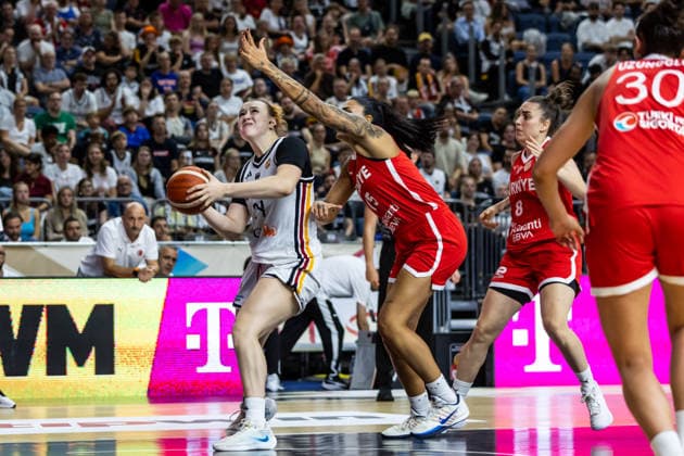 August 27, 2026, GER, Exhibition Game, 2026 FIBA Women’s Basketball World Cup, Cologne, Germany vs. Turkey; Lina Sontag (Germany), 24, in a one-on-one matchup against Tilbe Senyürek Arslan (Turkey), 15; Cologne, LANXESS arena, North Rhine-Westphalia, Germany