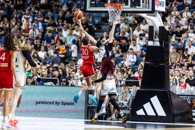 August 27, 2026, GER, Exhibition Game, 2026 FIBA Women’s Basketball World Cup, Cologne, Germany vs. Turkey, Melek Uzunoglu (Turkey, 30) in a one-on-one battle against Lina Sontag (Germany, 24), Cologne, LANXESS arena, North Rhine-Westphalia, Germany