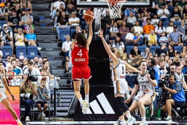 August 27, 2026, GER, Exhibition Game, 2026 FIBA Women’s Basketball World Cup, Cologne, Germany vs. Turkey, Olcay Cakir Turgut (Turkey), 4; Emma Eichmayer (Germany), 9, Cologne, LANXESS arena, North Rhine-Westphalia, Germany