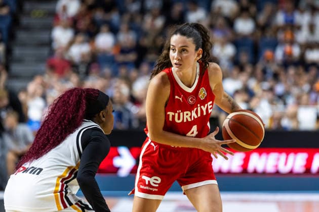 August 27, 2026, GER, Exhibition Game, 2026 FIBA Women’s Basketball World Cup, Cologne, Germany vs. Turkey, Olcay Cakir Turgut (Turkey), No. 4 in a one-on-one matchup against Alexis Peterson (Germany), No. 1, Cologne, LANXESS arena, North Rhine-Westphalia, Germany