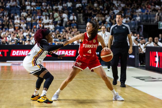 August 27, 2026, GER, Exhibition Game, 2026 FIBA Women’s Basketball World Cup, Cologne, Germany vs. Turkey, Olcay Cakir Turgut (Turkey), No. 4 in a one-on-one matchup against Alexis Peterson (Germany), No. 1, Cologne, LANXESS arena, North Rhine-Westphalia, Germany
