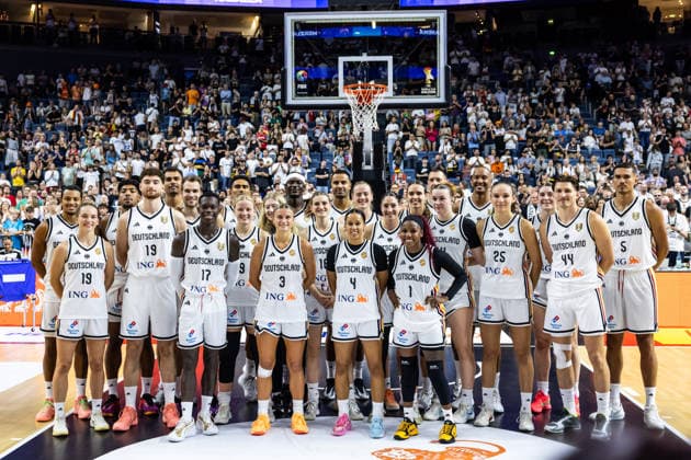 August 27, 2026, GER, Exhibition Game, 2026 FIBA Women’s Basketball World Cup, Cologne, Germany vs. Turkey; Team photo of the women’s and men’s national teams, Cologne, LANXESS Arena, North Rhine-Westphalia, Germany