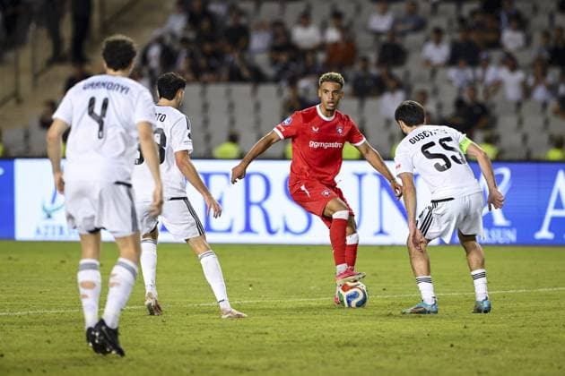 BAKOE - (l-r) Bence Varkonyi of QarabaÄü FK, Samuel Lobato of QarabaÄü FK, Daouda Weidmann of FC Twente and Badavi Huseynov of QarabaÄü FK during the UEFA Conference League play-offs match between Qarabag FK and FC Twente at the Tofiq Bahramov Republican Stadium on August 27, 2026 in Baku, Azerbaijan. ROMAN ISMAILOV ANP xVIxANPxSportx xxANPxIVx 566381662 originalFilename: 566381662.jpg