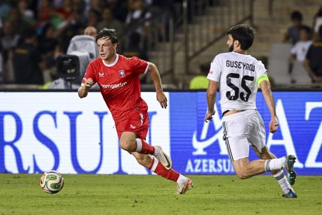 BAKU - (lr) Sondre orjasaeter of FC Twente and Badavi Huseynov of QarabaÄü FK during the UEFA Conference League play-off match between Qarabag FK and FC Twente at the Tofiq Bahramov Republican Stadium on 27 August 2026 in Baku, Azerbaijan. ROMAN ISMAILOV ANP xVIxANPxSportx xxANPxIVx 566381822 originalFilename: 566381822.jpg
