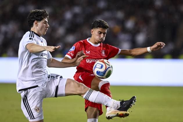 BAKU - (lr) Bence Varkonyi of QarabaÄü FK and Younes Taha of FC Twente during the UEFA Conference League play-off match between Qarabag FK and FC Twente at the Tofiq Bahramov Republican Stadium on 27 August 2026 in Baku, Azerbaijan. ROMAN ISMAILOV ANP xVIxANPxSportx xxANPxIVx 566381996 originalFilename: 566381996.jpg