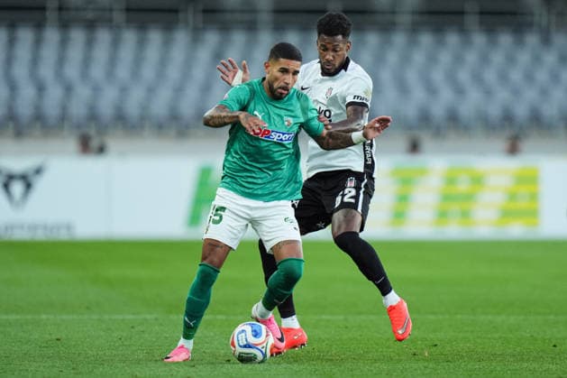 Kauno Zalgiris v Besiktas - UEFA Europa League KAUNAS, LITHUANIA - AUGUST 27: Leo Ribeiro (L) of Kauno Zalgiris in action against Michael Murillo (R) of Besiktas during the UEFA Europa League play-off second-leg match between Kauno Zalgiris and Besiktas at Dariaus ir Gireno Stadium in Kaunas, Lithuania on August 27, 2026. Cemal Yurttas Anadolu Kaunas Lithuania. Editorial use only. Please get in touch for any other usage.  Copyright: x2026xAnadoluxCemalxYurttasx
