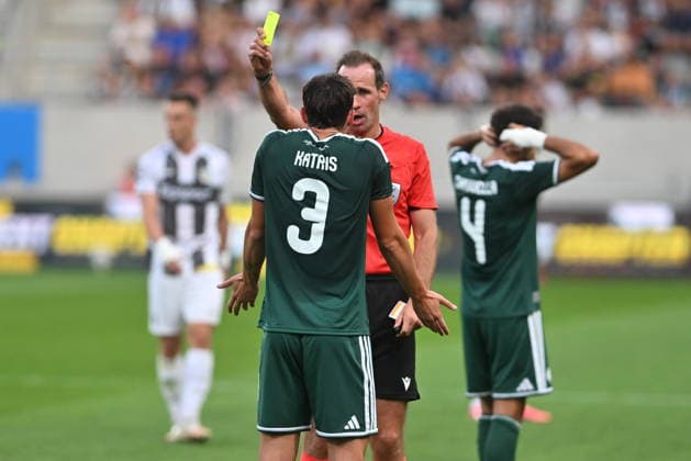 Football Conference League second leg of 4th qualifying round match: FC Hradec Kralove vs Panathinaikos Athens in Hradec Kralove, Czech Republic, August 27, 2026. Jorgos Katris of Panathinaikos Athens receives yellow card. (CTKxPhoto JosefxVostarek) CTKPhotoP2026082707491  CTKPhotoP2026082707491