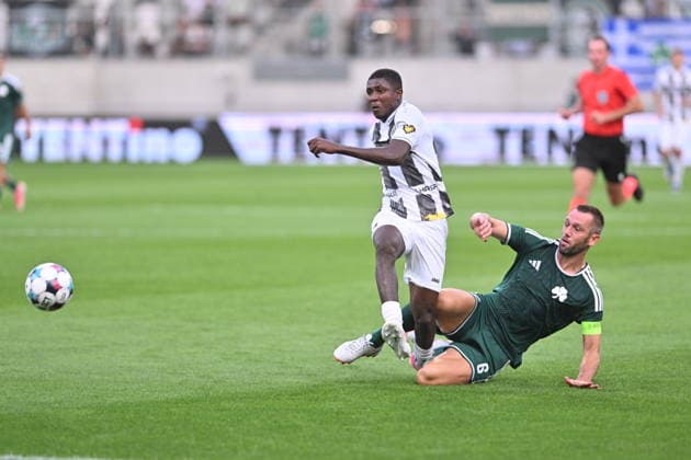 Football Conference League second leg of 4th qualifying round match: FC Hradec Kralove vs Panathinaikos Athens in Hradec Kralove, Czech Republic, August 27, 2026. From left Abdullahi Umar of Hradec Kralove and Stefan de Vrij of Panathinaikos Athens. (CTKxPhoto JosefxVostarek) CTKPhotoP2026082707524  CTKPhotoP2026082707524