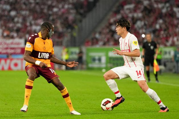 UEFA Conference League Qualifier: SC Freiburg vs. FC Motherwell, August 27, 2026: Tawanda Maswanhise (FC Motherwell, 18) vs. Yuito Suzuki (SC Freiburg, 14) UEFA Conference League Qualifier: SC Freiburg vs. FC Motherwell, Europa-Park Stadium, August 27, 2026 Copyright: xBEAUTIFULxSPORTS Boscox
