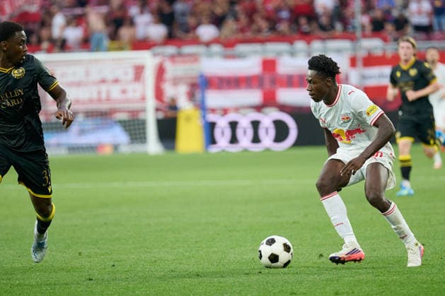 Salzburg, Austria, August 27, 2026 UEFA Europa League 2026–2027 Playoffs, Second Leg: FC Red Bull Salzburg vs. Mjällby AIF. Pictured, from left, in a tackle: Tony Miettinen (AIF) and Edmund Baidoo (RB) at Red Bull Arena. Copyright: xFotostandx xWassmuthx