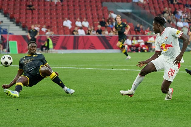 Salzburg, Austria, August 27, 2026 UEFA Europa League 2026–2027 Playoffs, Second Leg: FC Red Bull Salzburg vs. Mjällby AIF. Pictured, from left, in a tackle: Tony Miettinen (AIF) and Edmund Baidoo (RB) at Red Bull Arena. Copyright: xFotostandx xWassmuthx
