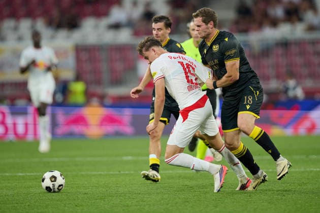Salzburg, Austria, August 27, 2026 – 2026–2027 UEFA Europa League Playoffs, Second Leg: FC Red Bull Salzburg vs. Mjällby AIF. Pictured: A foul by Jacob Bergström (AIF) on Bartosz Mazurek at the RB Red Bull Arena. Copyright: xFotostandx xWassmuthx