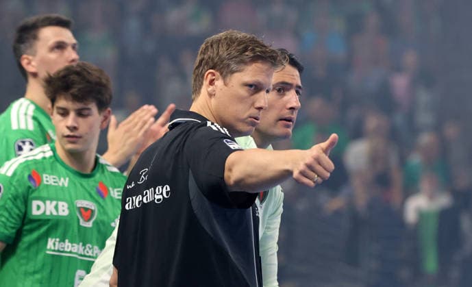 Coach Nicolej Krickau gives a thumbs-up during an upper-body exercise in a men s handball HBL Bundesliga Matchday 1 of the 2026–2027 season on August 27, 2026: Füchse Berlin vs. MT Melsungen