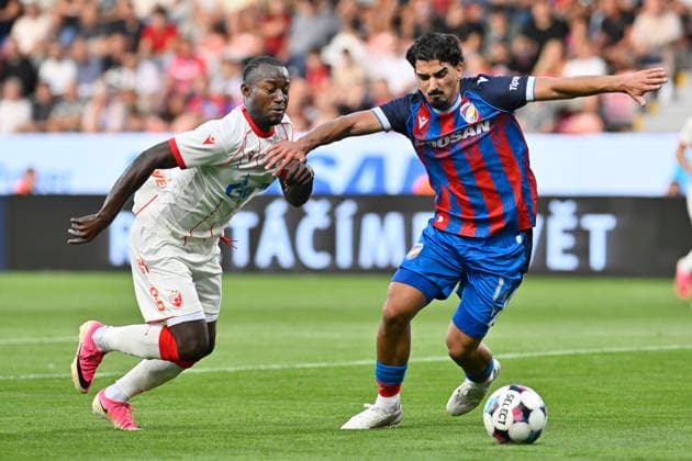 Football Europa League second leg of the fourth qualifying round match. Viktoria Plzen vs Crvena Zvezda Belgrade in Pilsen, Czech Republic, August 27, 2026. From left Osman Bukari of Crvena zvezda Belgrade, Merchas Doski of Viktoria Plzen. (CTKxPhoto MiroslavxChaloupka) CTKPhotoP2026082707764  CTKPhotoP2026082707764