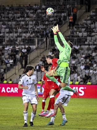 BAKU - (lr) Wout Weghorst of FC Twente and QarabaÄü FK goalkeeper Martin Zlomislic jump for the ball during the UEFA Conference League play-off match between Qarabag FK and FC Twente at the Tofiq Bahramov Republican Stadium on 27 August 2026 in Baku, Azerbaijan. ROMAN ISMAILOV ANP xVIxANPxSportx xxANPxIVx 566383679 originalFilename: 566383679.jpg