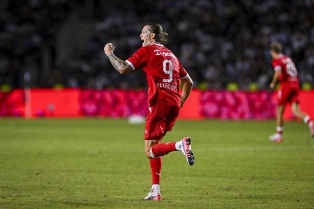 BAKU - Wout Weghorst of FC Twente celebrates the 1-1 during the UEFA Conference League play-off match between Qarabag FK and FC Twente at the Tofiq Bahramov Republican Stadium on 27 August 2026 in Baku, Azerbaijan. ROMAN ISMAILOV ANP xVIxANPxSportx xxANPxIVx 566383880 originalFilename: 566383880.jpg