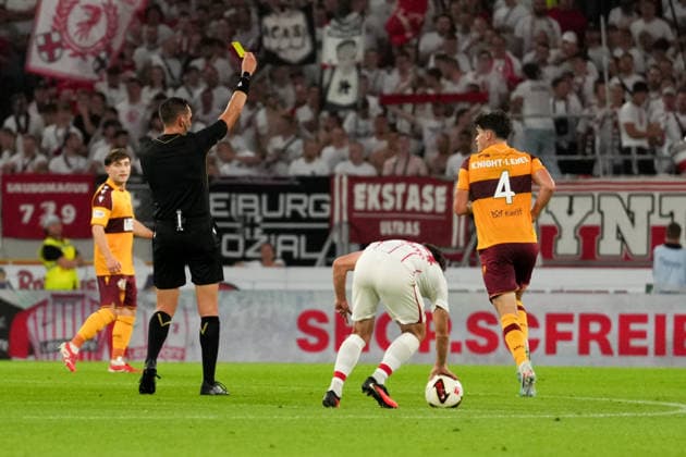 UEFA Conference League Qualifier: SC Freiburg vs. FC Motherwell, August 27, 2026. Referee Andrea Colombo shows a yellow card to Jamie Knight Lebel of FC Motherwell, 4. UEFA Conference League Qualifier: SC Freiburg vs. FC Motherwell, Europa-Park Stadium, August 27, 2026 Copyright: xBEAUTIFULxSPORTS Boscox
