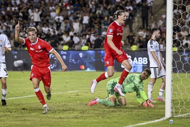 BAKU - (lr) Max Bruns of FC Twente and Wout Weghorst of FC Twente celebrate the 1-2 during the UEFA Conference League play-off match between Qarabag FK and FC Twente at the Tofiq Bahramov Republican Stadium on 27 August 2026 in Baku, Azerbaijan. ROMAN ISMAILOV ANP xVIxANPxSportx xxANPxIVx 566384277 originalFilename: 566384277.jpg
