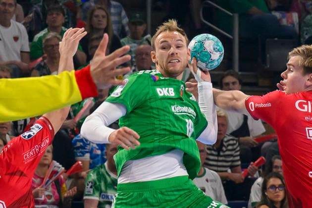 In the photo, from left: Mathias Gidsel, Füchse Berlin, 19, one-on-one, action, battle, fighting for the ball, GER, Berlin, handball, Füchse Berlin vs. MT Melsungen, at the Max Schmeling Halle, August 27, 2026, Copyright: HMBxMedia UwexKoch