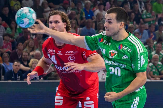 Pictured, from left: Tim Freihoefer of Fuechse Berlin, 20, free throw, GER, Berlin, handball, Fuechse Berlin vs. MT Melsungen, at the Max Schmeling Halle, August 27, 2026, Copyright: HMBxMedia UwexKoch
