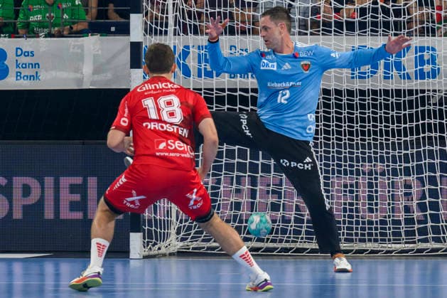 In the photo, from left: Florian Drosten (MT Melsungen, 18), Andreas Palicka (Füchse Berlin, 12); one-on-one battle, action, fight, battling for the ball, GER, Berlin, handball, Füchse Berlin vs. MT Melsungen, at the Max Schmeling Halle, August 27, 2026, Copyright: HMBxMedia UwexKoch