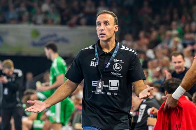 In the photo, from left: Roberto Garcia, head coach of MT Melsungen, looking sad, depressed, and angry; GER, Berlin, handball, Fuechse Berlin vs. MT Melsungen, at the Max Schmeling Halle, August 27, 2026, Copyright: HMBxMedia UwexKoch