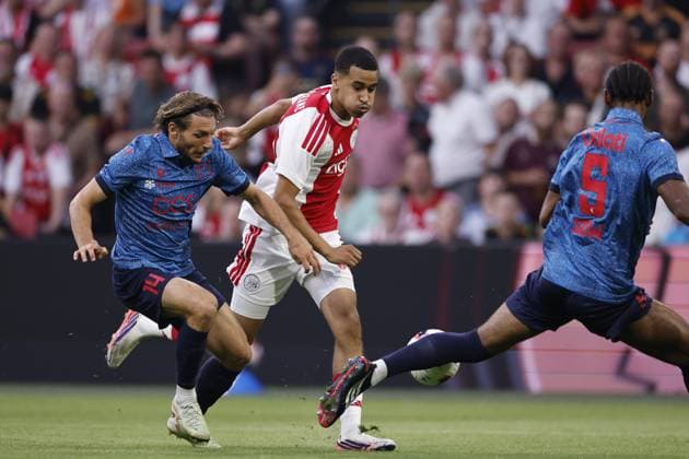 AMSTERDAM - (lr) Numa Lavanchy of Sion, Abdallah Ouazane of AFC Ajax, Noe Abdou Sow of Sion during the UEFA Conference League play-off second leg match between AFC Ajax and FC Sion at the Johan Cruijff ArenA on 27 August 2026 in Amsterdam, the Netherlands. MAURICE VAN STEEN ANP xVIxANPxSportx xxANPxIVx 566384603 originalFilename: 566384603.jpg