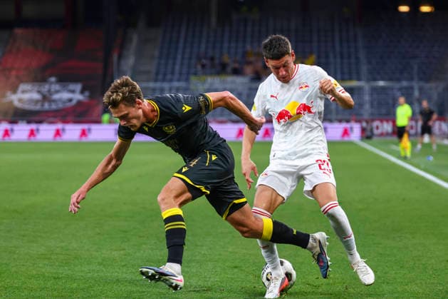 SOCCER - UEFA EL, RBS vs Mjaellby SALZBURG,AUSTRIA,27.AUG.26 - SOCCER - UEFA Europa League, play-off, Red Bull Salzburg vs Mjaellby AIF. Image shows Villiam Granath (Mjaellby) and Damir Redzic (RBS).  GEPAxpictures xDavidxGeieregger
