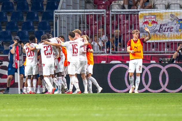 SOCCER - UEFA EL, RBS vs Mjaellby SALZBURG,AUSTRIA,27.AUG.26 - SOCCER - UEFA Europa League, play-off, Red Bull Salzburg vs Mjaellby AIF. Image shows the rejoicing of team salzburg.  GEPAxpictures xWolfgangxKofler