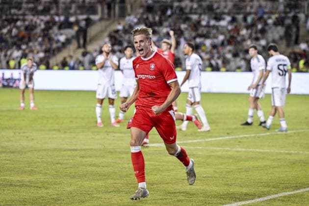 BAKU - Max Bruns of FC Twente celebrates the 1-2 during the UEFA Conference League play-off match between Qarabag FK and FC Twente at the Tofiq Bahramov Republican Stadium on August 27, 2026, in Baku, Azerbaijan. ROMAN ISMAILOV ANP xVIxANPxSportx xxANPxIVx 566385230 originalFilename: 566385230.jpg