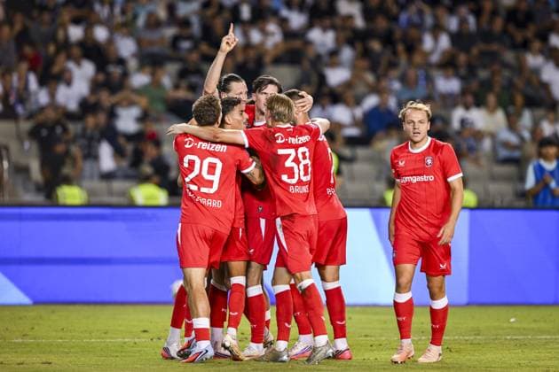 BAKU - FC Twente players celebrate Wout Weghorst s 1-3 goal during the UEFA Conference League play-off match between Qarabag FK and FC Twente at the Tofiq Bahramov Republican Stadium on August 27, 2026, in Baku, Azerbaijan. ROMAN ISMAILOV ANP xVIxANPxSportx xxANPxIVx 566385296 originalFilename: 566385296.jpg