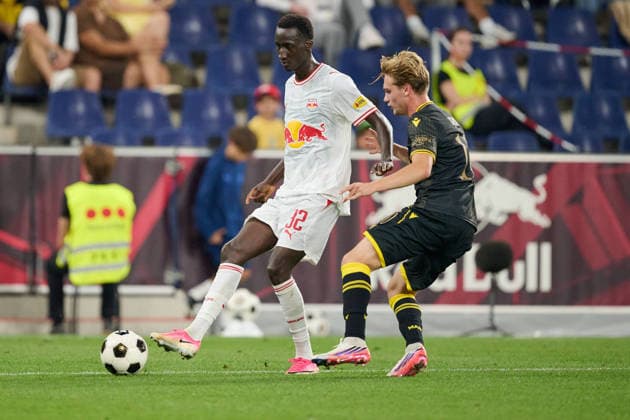 Salzburg, Austria, August 27, 2026 – 2026–2027 UEFA Europa League Playoffs, Second Leg: FC Red Bull Salzburg vs. Mjällby AIF. Pictured (from left) in a tackle: Abubakr Barry (RB) and Jeppe Kjaer (AIF) at Red Bull Arena Copyright: xFotostandx xWassmuthx