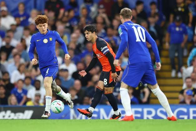 Liam Walsh of Luton Town and Valentin Barco of Chelsea Chelsea v Luton Town, EFL Carabao Cup, Second Round, Football, Stamford Bridge, London, UK - 27 Aug 2026London Stamford Bridge United Kingdom EDITORIAL USE ONLY No use with unauthorised audio, video, data, fixture lists, club league logos or live services. Online in-match use limited to 120 images, no video emulation. No use in betting, games or single club league player publications.  Copyright: xMichaelxZemanek Shutterstockx 17118945s