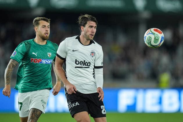Kauno Zalgiris v Besiktas - UEFA Europa League KAUNAS, LITHUANIA - AUGUST 27: Rokas Lekiatas (L) of Kauno Zalgiris in action against Dusan Vlahovic (R) of Besiktas during the UEFA Europa League play-off second-leg match between Kauno Zalgiris and Besiktas at Dariaus ir Gireno Stadium in Kaunas, Lithuania on August 27, 2026. Cemal Yurttas Anadolu Kaunas Lithuania. Editorial use only. Please get in touch for any other usage.  Copyright: x2026xAnadoluxCemalxYurttasx