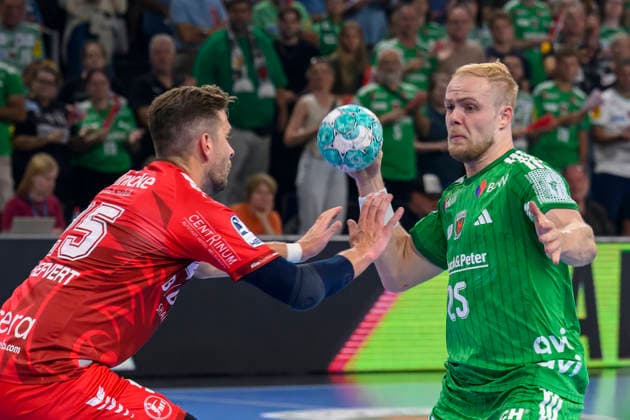 In the photo, from left: Olle Forsell Schefvert (MT Melsungen), 25; Matthes Langhoff (Füchse Berlin), 25; tackle, action, battle, fighting for the ball, GER, Berlin, handball, Füchse Berlin vs. MT Melsungen, at the Max Schmeling Halle, August 27, 2026, Copyright: HMBxMedia UwexKoch