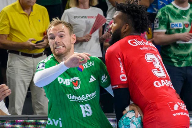 In the photo, from left: Mathias Gidsel (Fuechse Berlin), 19, Dariel Garcia Rivera (MT Melsungen), 31; tackle, action, battle, fighting for the ball, GER, Berlin, handball, Füchse Berlin vs. MT Melsungen, at the Max Schmeling Halle, August 27, 2026, Copyright: HMBxMedia UwexKoch