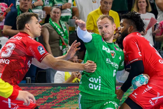 In the photo, from left: Aaron Mensing (MT Melsungen), 33; Mathias Gidsel (Füchse Berlin), 19; Dariel Garcia Rivera (MT Melsungen), 31; one-on-one, action, battle, fighting for the ball, GER, Berlin, handball, Fuechse Berlin vs. MT Melsungen, at the Max Schmeling Halle, August 27, 2026, Copyright: HMBxMedia UwexKoch