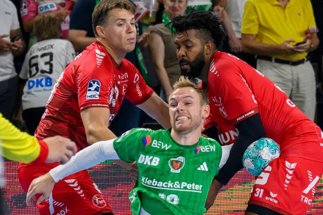 In the photo, from left: Aaron Mensing (MT Melsungen), 33; Mathias Gidsel (Füchse Berlin), 19; Dariel Garcia Rivera (MT Melsungen), 31; one-on-one, action, battle, fighting for the ball, GER, Berlin, handball, Fuechse Berlin vs. MT Melsungen, at the Max Schmeling Halle, August 27, 2026, Copyright: HMBxMedia UwexKoch