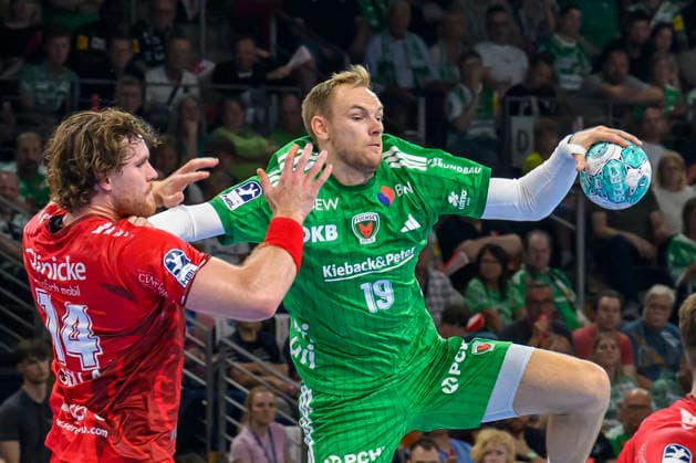 In the photo, from left: Johannes Golla (MT Melsungen), 14; Mathias Gidsel (Fuechse Berlin), 19; tackle, action, battle, fighting for the ball, GER, Berlin, handball, Füchse Berlin vs. MT Melsungen, at the Max Schmeling Halle, August 27, 2026, Copyright: HMBxMedia UwexKoch