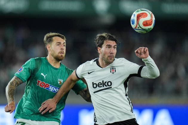 Kauno Zalgiris v Besiktas - UEFA Europa League KAUNAS, LITHUANIA - AUGUST 27: Rokas Lekiatas (L) of Kauno Zalgiris in action against Dusan Vlahovic (R) of Besiktas during the UEFA Europa League play-off second-leg match between Kauno Zalgiris and Besiktas at Dariaus ir Gireno Stadium in Kaunas, Lithuania on August 27, 2026. Cemal Yurttas Anadolu Kaunas Lithuania. Editorial use only. Please get in touch for any other usage.  Copyright: x2026xAnadoluxCemalxYurttasx