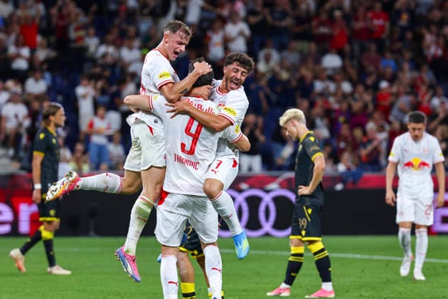 SOCCER - UEFA EL, RBS vs Mjaellby SALZBURG,AUSTRIA,27.AUG.26 - SOCCER - UEFA Europa League, play-off, Red Bull Salzburg vs Mjaellby AIF. Image shows the rejoicing of scorer Haris Tabakovic (RBS) with his teammates.  GEPAxpictures xDavidxGeieregger