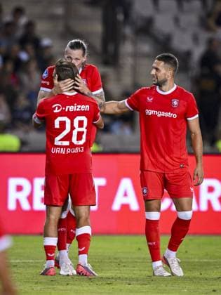 BAKU - (lr) Wout Weghorst of FC Twente, Bart van Rooij of FC Twente and Marko Pjaca of FC Twente celebrate the 1-3 during the UEFA Conference League play-off match between Qarabag FK and FC Twente at the Tofiq Bahramov Republican Stadium on 27 August 2026 in Baku, Azerbaijan. ROMAN ISMAILOV ANP xVIxANPxSportx xxANPxIVx 566385362 originalFilename: 566385362.jpg
