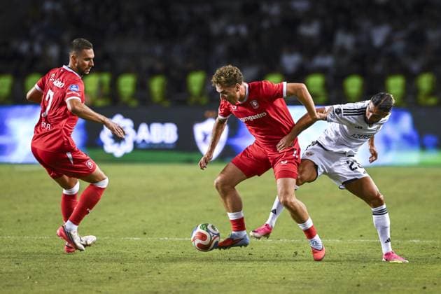 BAKU - (lr) Marko Pjaca of FC Twente, Aske Adelgaard of FC Twente and QarabaÄü FK goalkeeper Martin Zlomislic during the UEFA Conference League play-off match between Qarabag FK and FC Twente at the Tofiq Bahramov Republican Stadium on 27 August 2026 in Baku, Azerbaijan. ROMAN ISMAILOV ANP xVIxANPxSportx xxANPxIVx 566385481 originalFilename: 566385481.jpg
