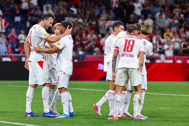 SOCCER - UEFA EL, RBS vs Mjaellby SALZBURG,AUSTRIA,27.AUG.26 - SOCCER - UEFA Europa League, play-off, Red Bull Salzburg vs Mjaellby AIF. Image shows the rejoicing of scorer Haris Tabakovic (RBS) with his teammates.  GEPAxpictures xDavidxGeieregger