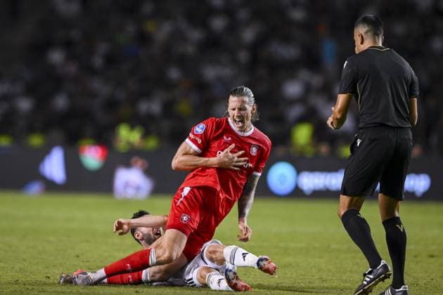 BAKU - (lr) Wout Weghorst of FC Twente, Marko Jankovic of QarabaÄü FK and referee Rohit Saggi during the UEFA Conference League play-off match between Qarabag FK and FC Twente at the Tofiq Bahramov Republican Stadium on 27 August 2026 in Baku, Azerbaijan. ROMAN ISMAILOV ANP xVIxANPxSportx xxANPxIVx 566385659 originalFilename: 566385659.jpg