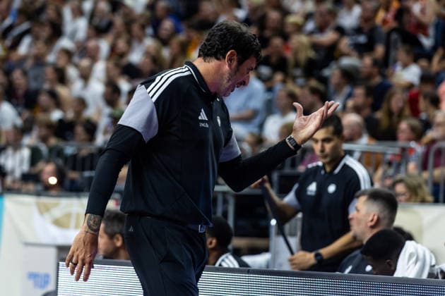 August 27, 2026, GER, FIBA 2027 Basketball World Cup, European Qualifiers, Cologne, Germany vs. Turkey; Álex Mumbru, Coach; Germany gives a hand signal; Cologne, LANXESS Arena, North Rhine-Westphalia, Germany