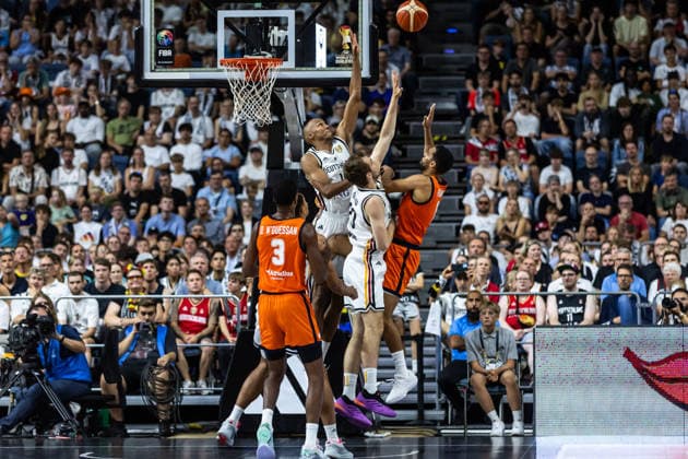 August 27, 2026, GER, FIBA 2027 Basketball World Cup, European Qualifiers, Cologne, Germany vs. Turkey; Louis Olinde (Germany), 16; Malte Delow (Germany), 20, in a head-to-head matchup against Yannick Franke (Netherlands), 0; Cologne, LANXESS arena, North Rhine-Westphalia, Germany