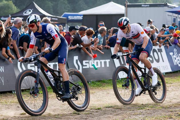 TRENTO, ITALY, AUGUST 27: Luca Martin of France (L) is chased by Charlie Aldridge of Great Britain (R) during the UCI Mountain Bike World Championships—Men s Elite Cross-Country Short Track—at Val di Sole on August 27, 2026, in Trento, Italy Copyright: xJustPictures.ch FrancescoxMinghettix jp-en-EuSpIm-JP6_FRM_UCIWC_MenShort_27_Aug_00004