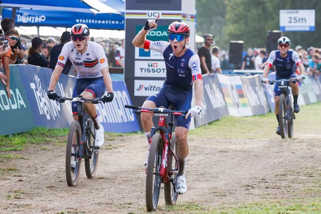 TRENTO, ITALY, AUGUST 27: Charlie Aldridge of Great Britain (L) was defeated by Adrien Yves Claude Boichis of France (R) during the UCI Mountain Bike World Championships—Men s Elite Cross-Country Short Track—at Val di Sole on August 27, 2026, in Trento, Italy Copyright: xJustPictures.ch FrancescoxMinghettix jp-en-EuSpIm-JP6_FRM_UCIWC_MenShort_27_Aug_00023